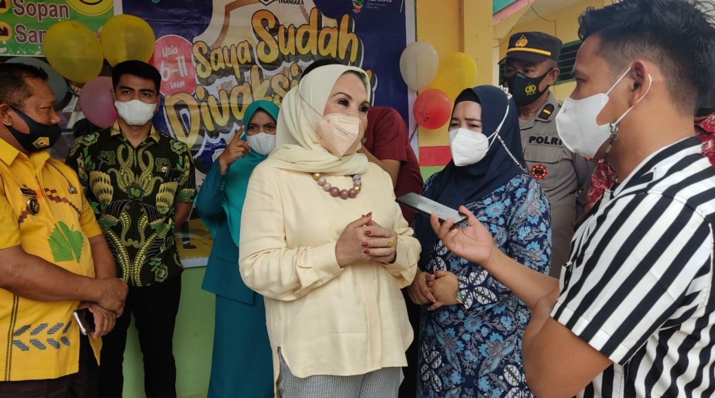 Tinjau Vaksinasi Anak di Tinanggea, Nurlin Surunuddin Berikan Apresiasi pada Orang Tua Siswa