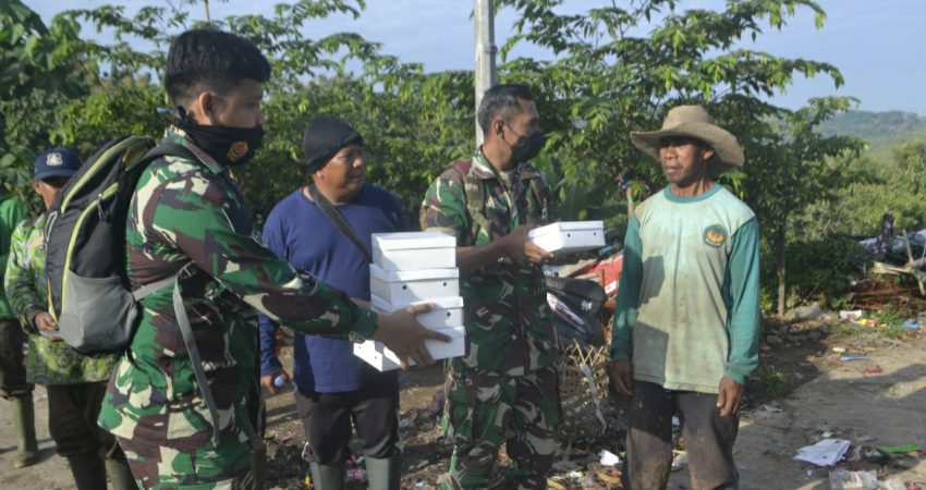 Jumat Berkah, Kodim Kendal Berbagi Makanan Untuk Pemulung