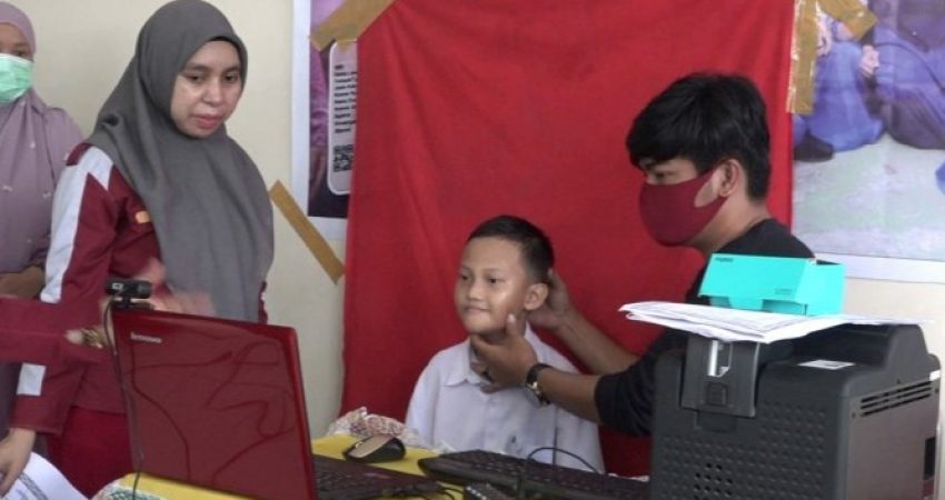 Disdukcapil Lakukan Perekaman dan Cetak KIA di MIN Kendari