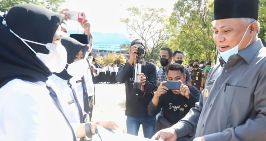 Serahkan SK Pengangkatan PPPK, ini Pesan Bupati Konawe