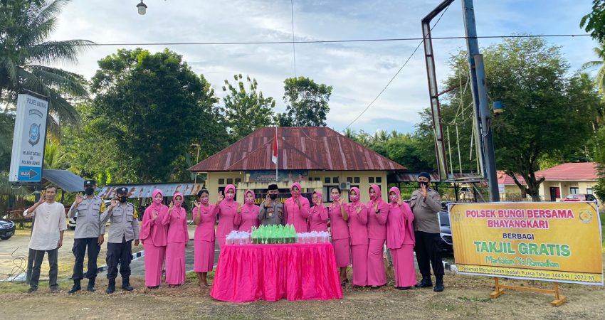 Bagikan Takjil pada Warga di Wilkumnya, Iptu Bustam: Bentuk Kepedulian Kami