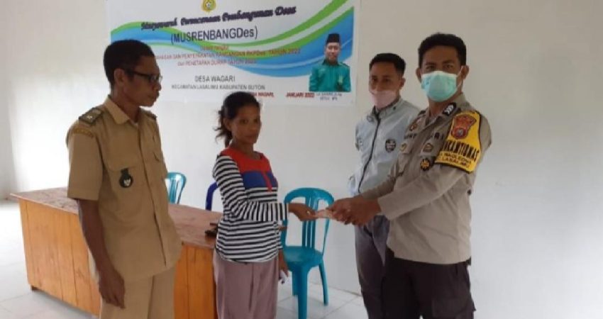 Lewat Bhabinkamtibmas, Polsek Lasalimu Kawal Pembagian BLT DD Wagari