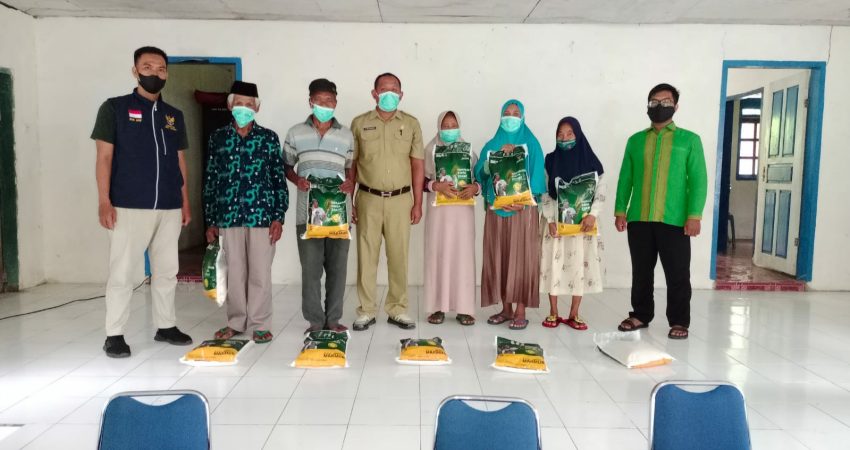 Pemdes Parida Salurkan Bantuan Beras pada 75 KK