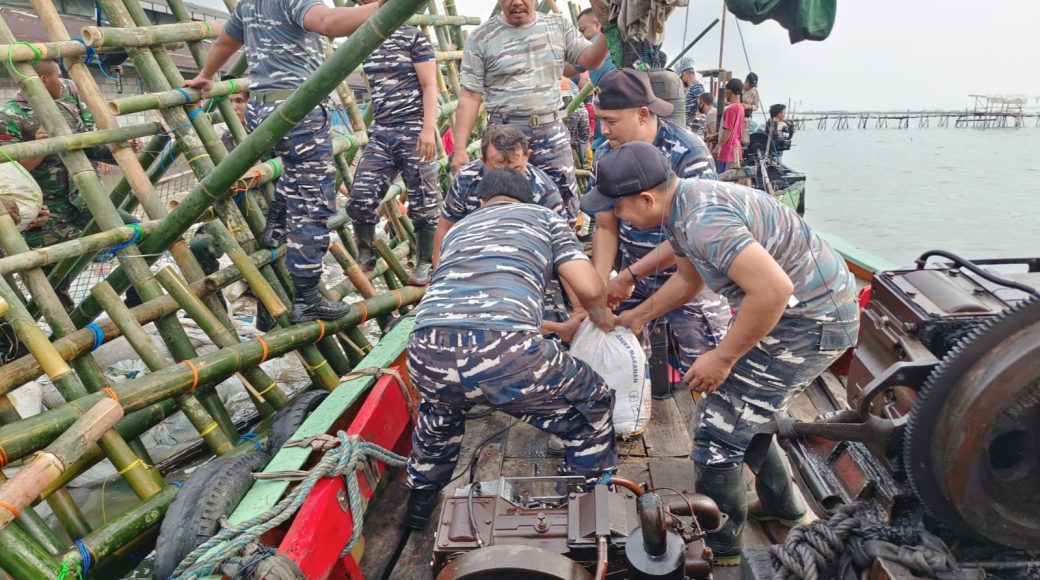Jajaran Danlanal Perbaiki Tanggul Jebol
