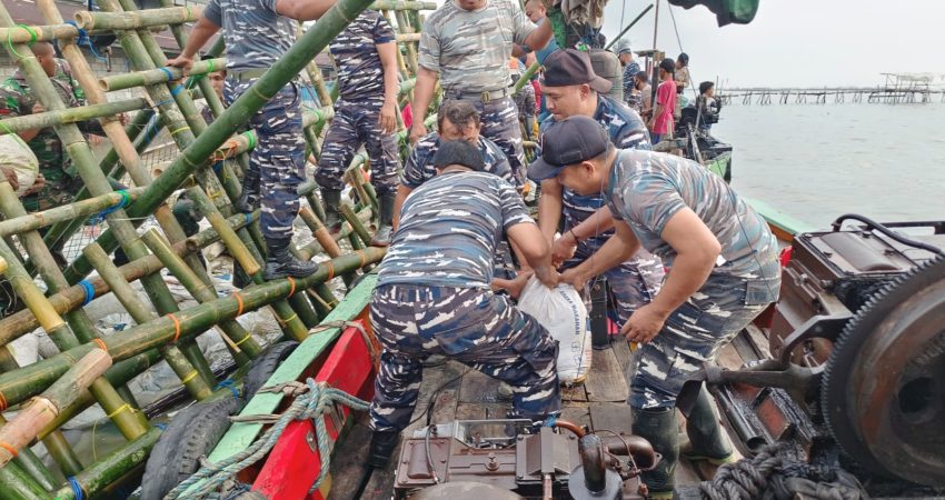 Jajarannya Dan Lanal Perbaiki Tanggul Jebol