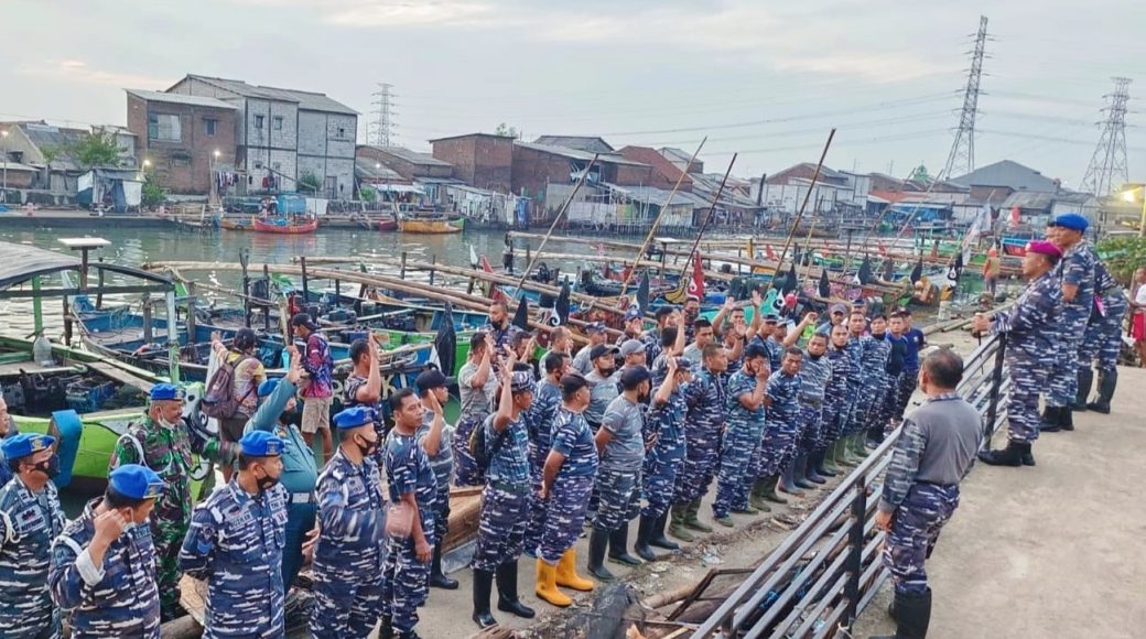 Jajarannya Dan Lanal Perbaiki Tanggul Jebol