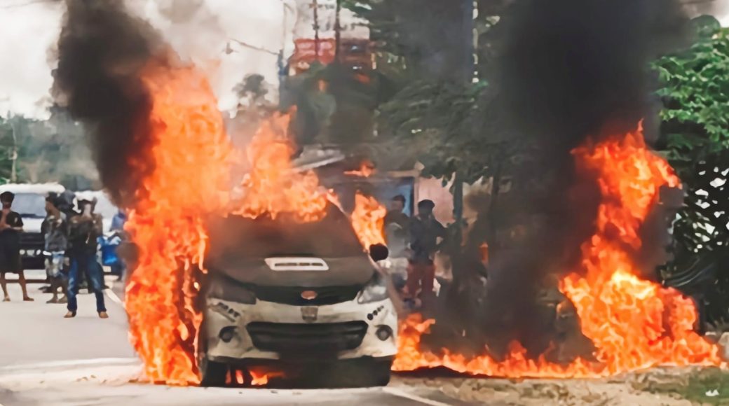 Minibus Terbakar Saat Membawa Puluhan Jerigen Berisi BBM