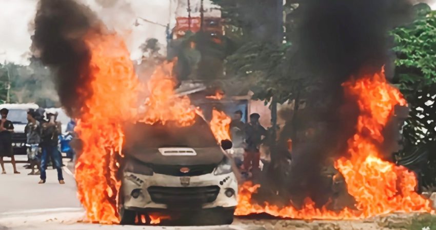Minibus Terbakar Saat Membawa Puluhan Jerigen Berisi BBM