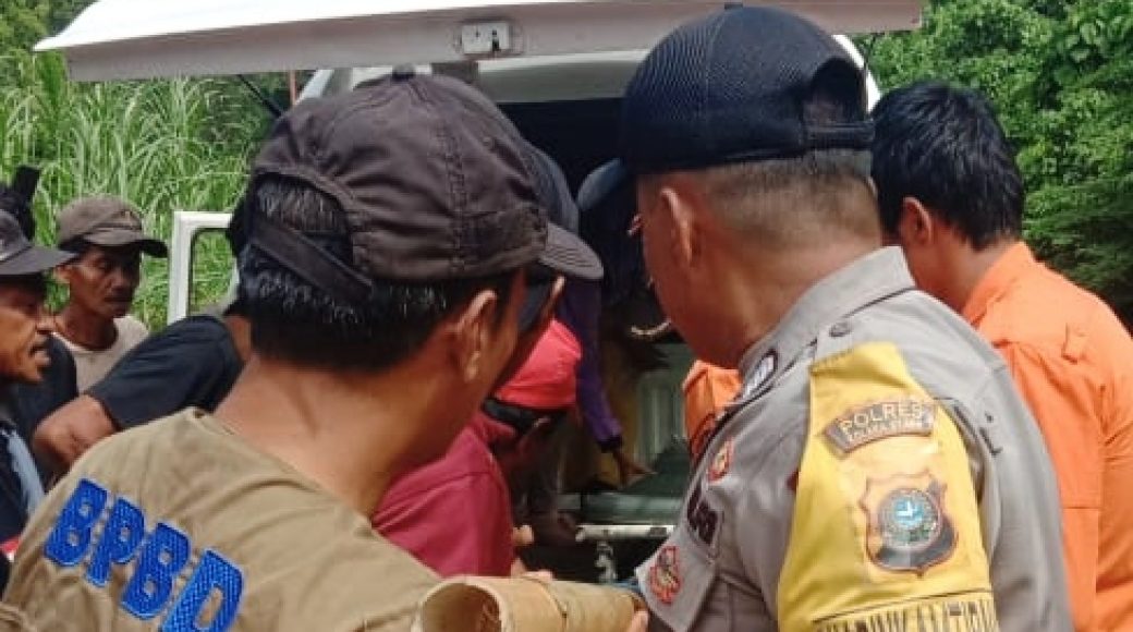 Seorang Warga Kolut Tertimbun Longsor Polisi Turun Tangan