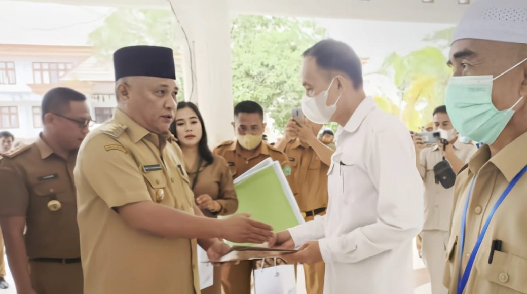 Tiga Pejabat Pensiun, Bupati Konawe Serahkan Langsung SK