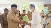 Tiga Pejabat Pensiun, Bupati Konawe Serahkan Langsung SK