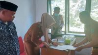 Nurleila Terima Aset Secara Simbolis Dari Mantan Camat