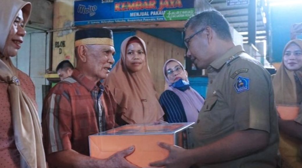 Bantu Pedagang Layani Pembeli, Wali Kota Serahkan Bantuan Timbangan Digital