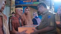 Bantu Pedagang Layani Pembeli, Wali Kota Serahkan Bantuan Timbangan Digital