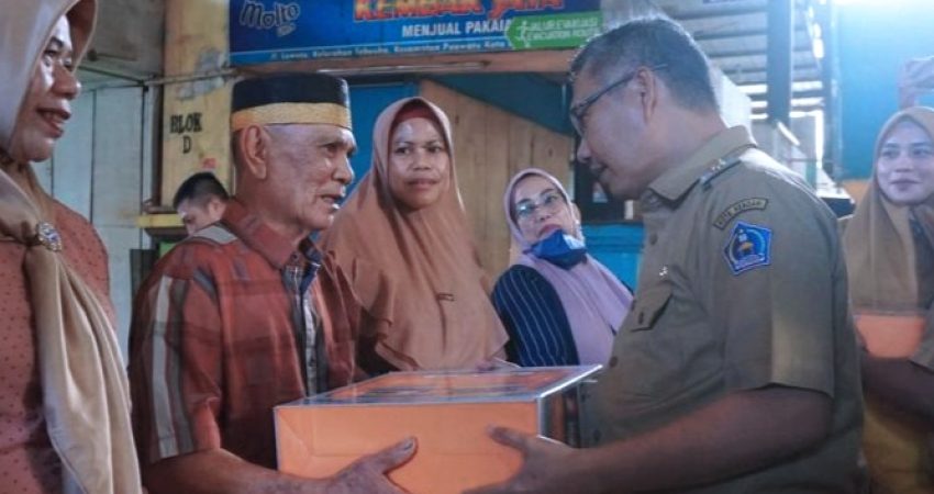 Bantu Pedagang Layani Pembeli, Wali Kota Serahkan Bantuan Timbangan Digital