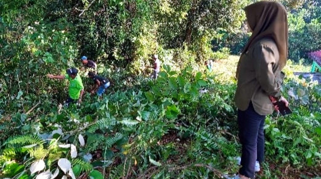 Usai Sertijab, Camat Besulutu Lakukan Pembersihan Lingkungan