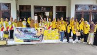 Istri - istri Partai Golkar Sultra Bantu Warga Korban Kebakaran di Kendari