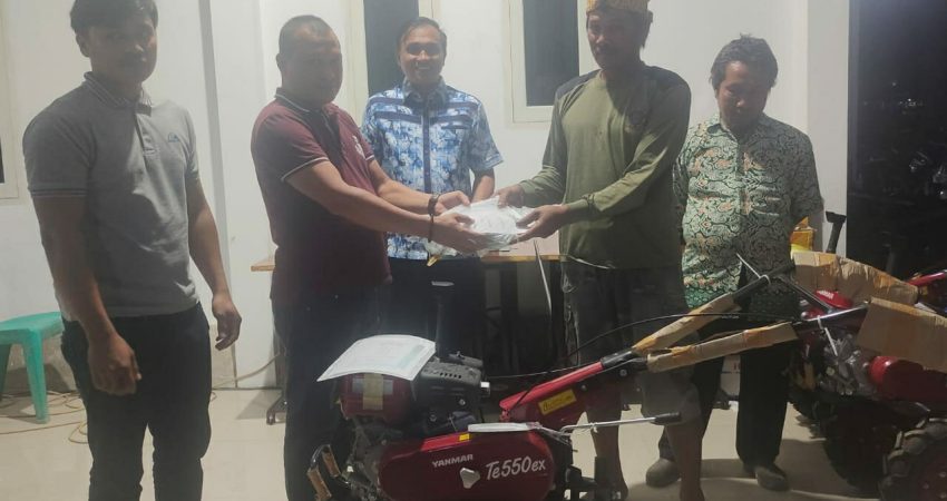 Reses di Moramo, Armal Serahkan Batuan Hand Traktor dan Mesin Jahit