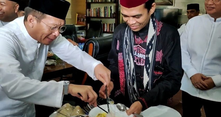 ARS Suguhkan "Sinonggi" Ustad Somad Senang
