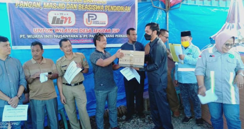 PT WIN Bantu Tujuh Desa Lingkar Tambang: Sembako, Beasiswa Hingga Bantuan Masjid