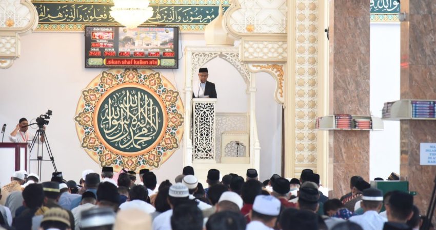 Wali Kota Kendari jadi Khatib Shalat Idul Adha dan Serahkan Kurban Satu Ekor Sapi