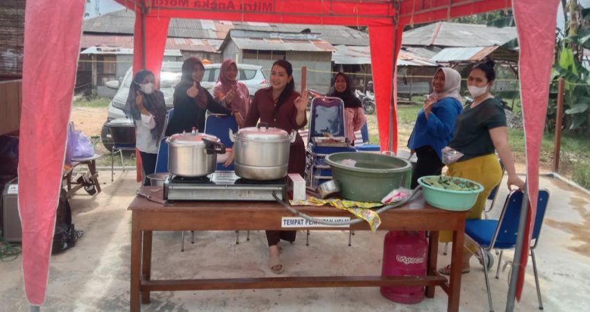 Jalin Kekompakan, Ketua Bhayangkari Polres Baubau Gelar Makan Bareng Anggota
