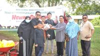 Karyawan ANTAM UBPN Kolaka dan Mitra Kerja menyalurkan 1.437 Daging Kurban