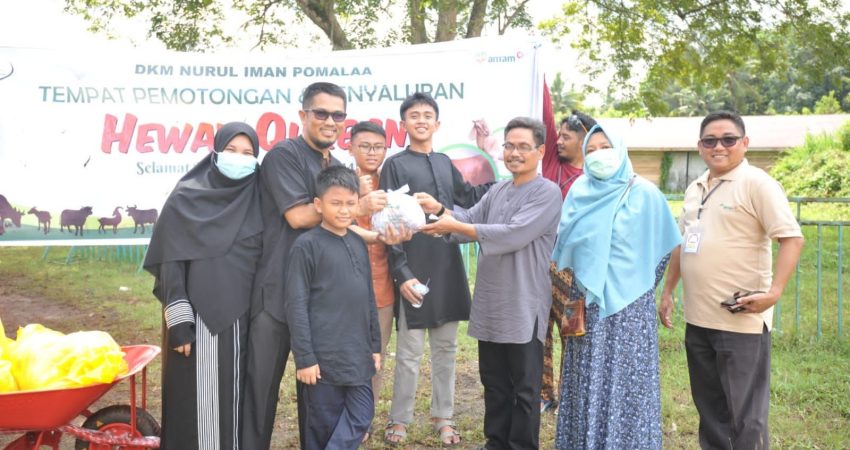 Karyawan ANTAM UBPN Kolaka dan Mitra Kerja menyalurkan 1.437 Daging Kurban