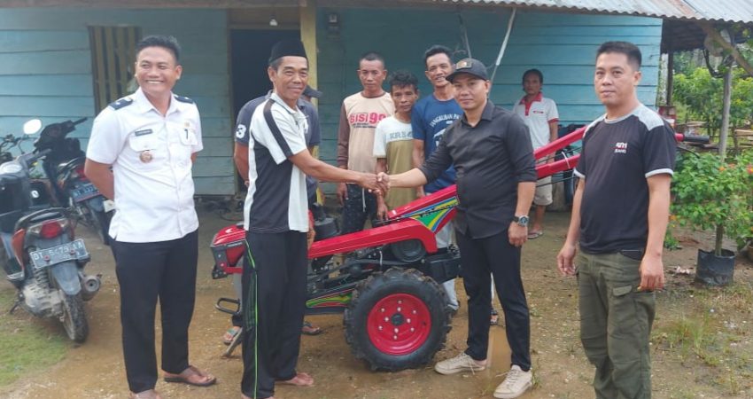 Bantu Poktan Osi-osimbo, Udin Saputra Serahkan Satu Unit Hand Traktor