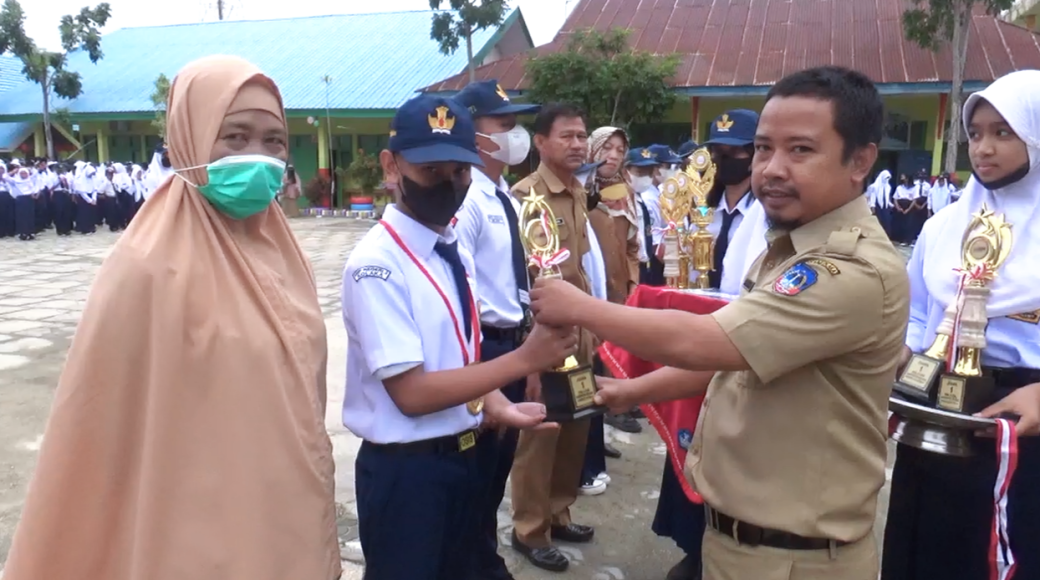 Sejumlah Siswa Berprestasi SMP Negeri 2 Kolaka Mendapat Penghargaan