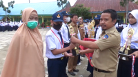 Sejumlah Siswa Berprestasi SMP Negeri 2 Kolaka Mendapat Penghargaan
