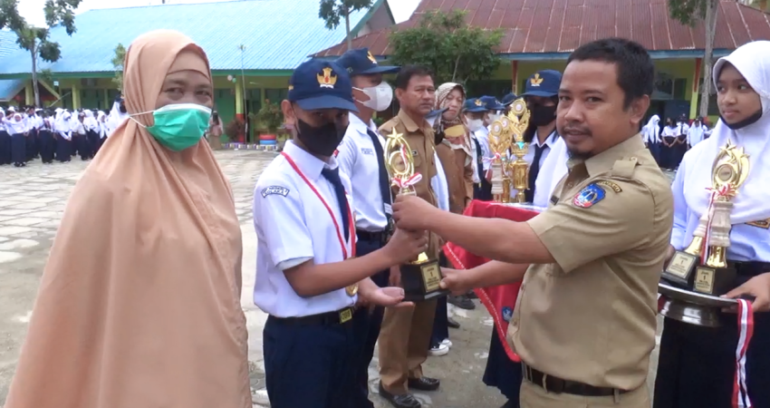 Sejumlah Siswa Berprestasi SMP Negeri 2 Kolaka Mendapat Penghargaan