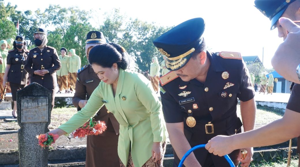 Kajati Sultra Pimpin Ziarah dan Tabur Bunga di TMP Kendari