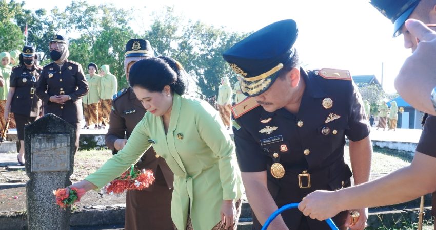 Kajati Sultra Pimpin Ziarah dan Tabur Bunga di TMP Kendari