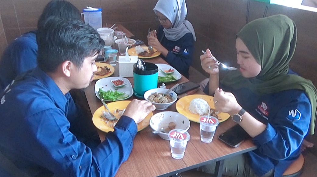 Suka pedas? Anda bisa mencoba menu di sambal Dlaweran