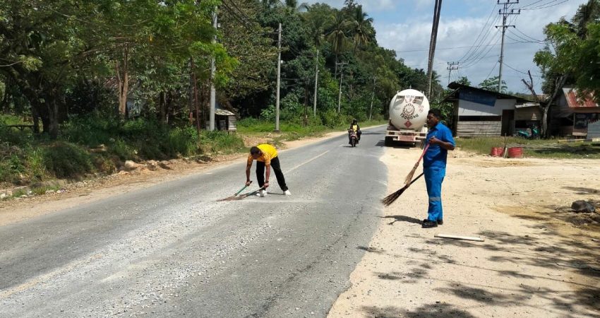 Peduli Keselamatan Pengguna Jalan, Aipda Sisran Ajak Warga Bersihkan Jalan Raya