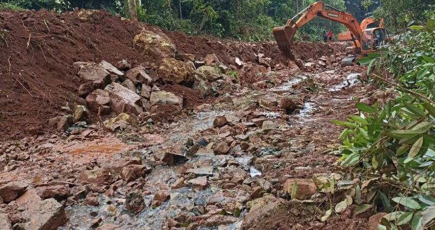 Aliran Sungai Alami Pendangkalan, PT GMS Turunkan Alat Berat