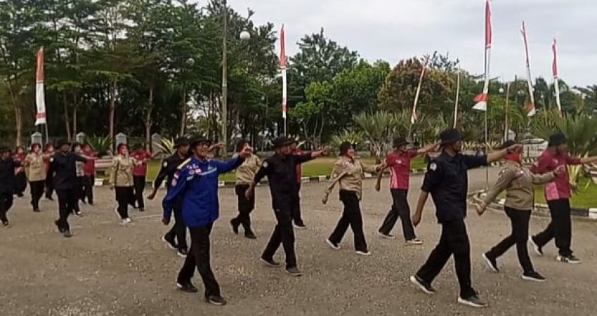 Inspiratif dan Energik, Kadinsos Muna Pimpin Langsung Barisan Gerak Jalan Indah Instansinya