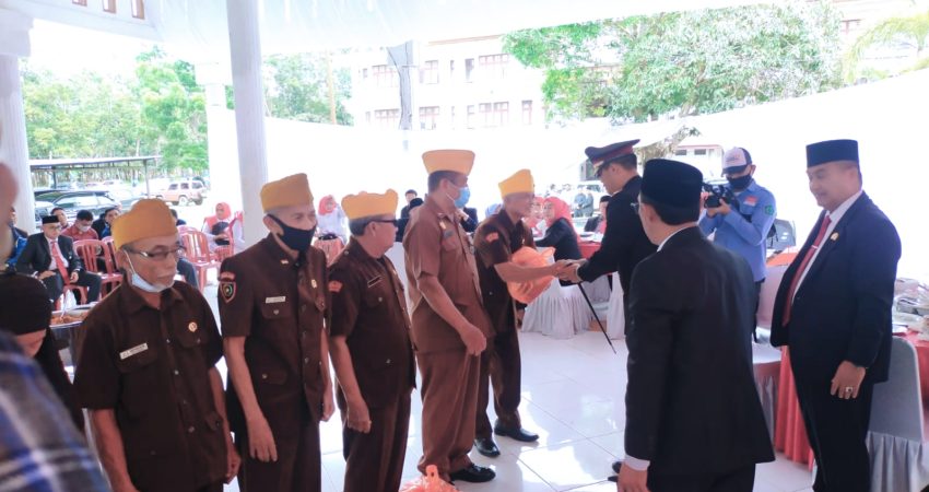 Momen HUT RI, Pemda Konawe Bagikan Bingkisan Pada Veteran