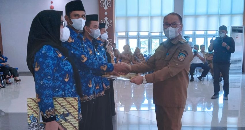 Bupati Surunuddin Serahkan 787 SK ASN P3K Konawe Selatan