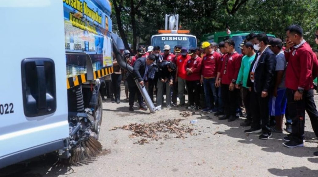 Kota Kendari Punya Mobil Penyapu Jalan