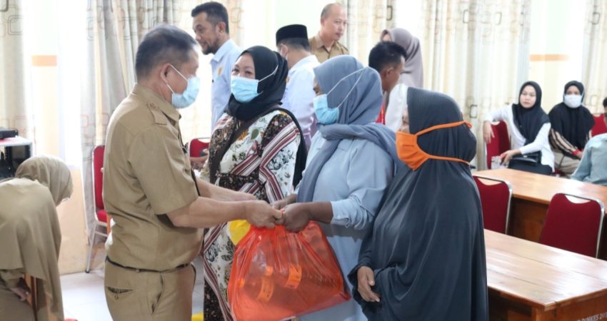Baznas Kolaka Salurkan Bantuan Sembako Bagi Tenaga Penunjang Pelayanan Kesehatan