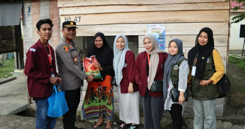Kapolres Kolut Bagi Sembako Kepada Nelayan Desa Pitulua