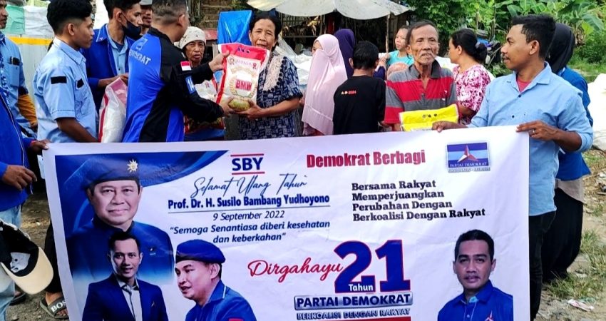 Fraksi Demokrat DPRD Sultra Bakti Sosial Kepada Warga Kurang Mampu di Kendari