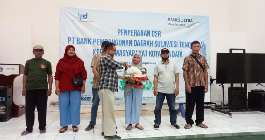Bank Sultra Bagikan 100 Paket Sembako ke Petugas Kebersihan Kendari