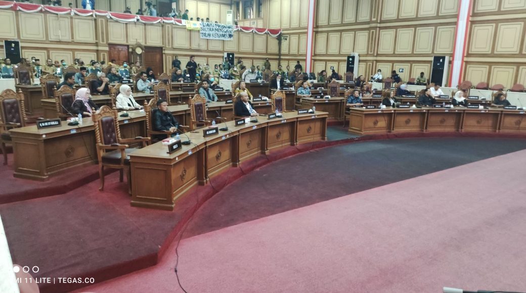 DPRD Sultra Gelar Paripurna Tolak Kenaikan Harga BBM Dihadiri Sejumlah Organisasi Mahasiawa