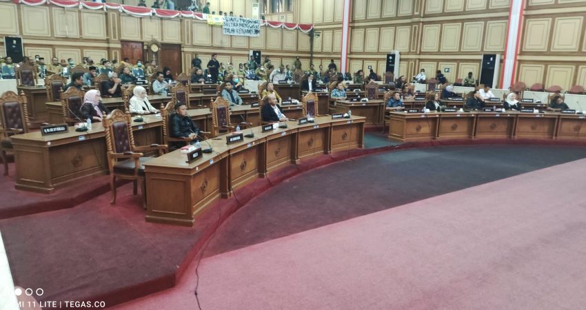 DPRD Sultra Gelar Paripurna Tolak Kenaikan Harga BBM Dihadiri Sejumlah Organisasi Mahasiswa