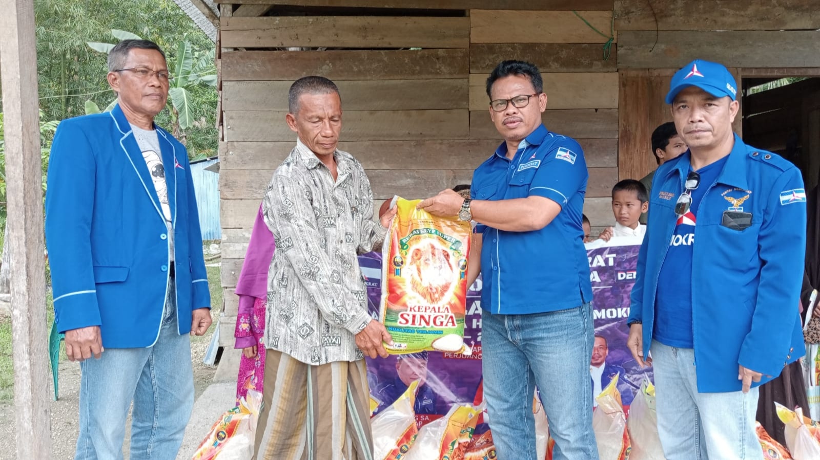 DPC Partai Demokrat Kolaka Utara Berbagi Sembako ke Ponpes dan Panti