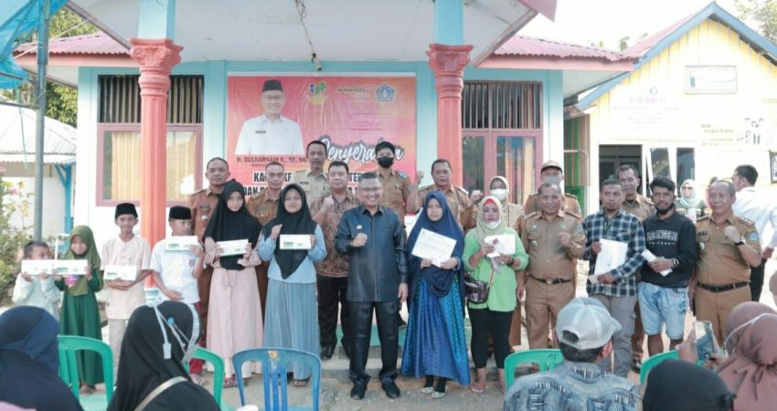 Wali Kota Kendari Serahkan KKS dan BPJS pada 291 KPM di Kecamatan Kambu