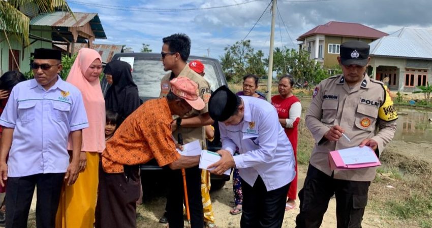 Baznas Kolaka Serahkan Bantuan kepada Korban Angin Puting Beliung